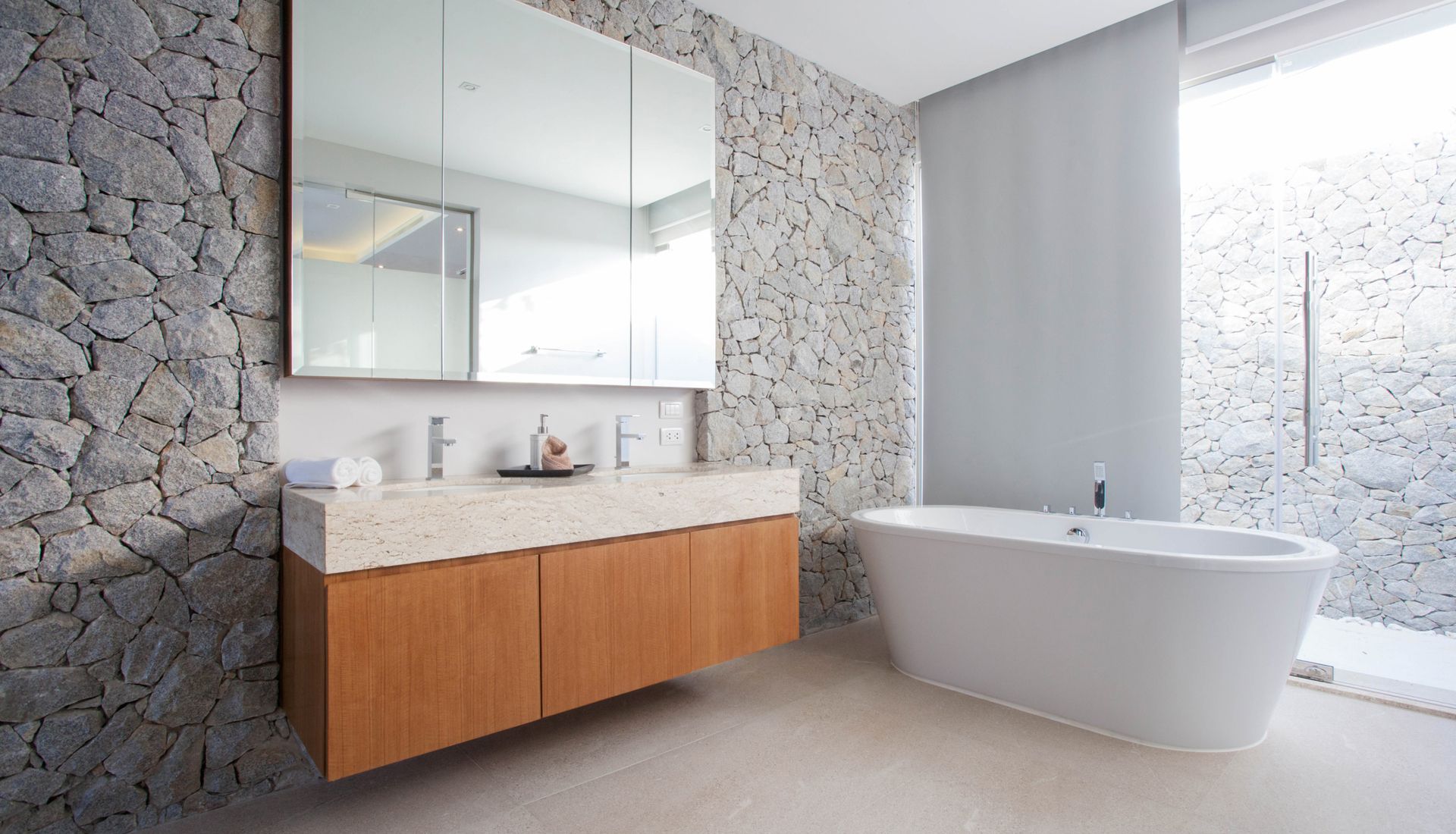 Modernes Badezimmer mit Wänden aus Naturstein